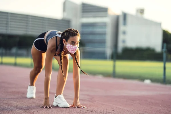 Una Atractiva Mujer Usando Una Máscara Mientras Hace Ejercicio — Foto de Stock