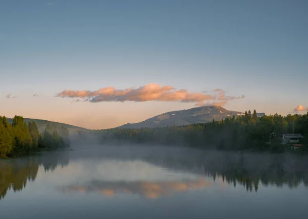 Panoramatický Záběr Mlhavé Jezero Hornatou Krajinou Pozadí — Stock fotografie