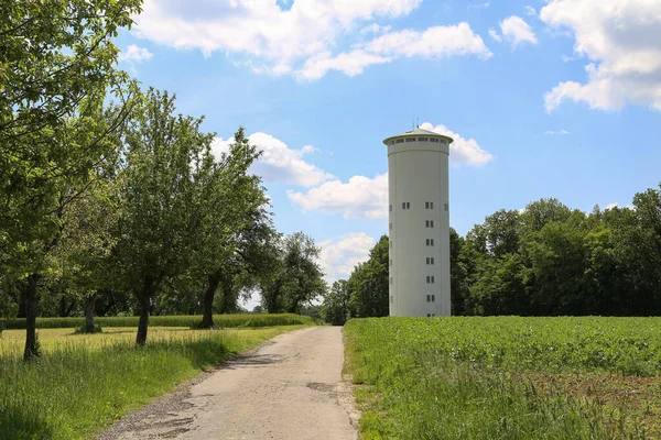 Een Prachtig Shot Van Een Watertoren Een Landelijke Omgeving — Stockfoto