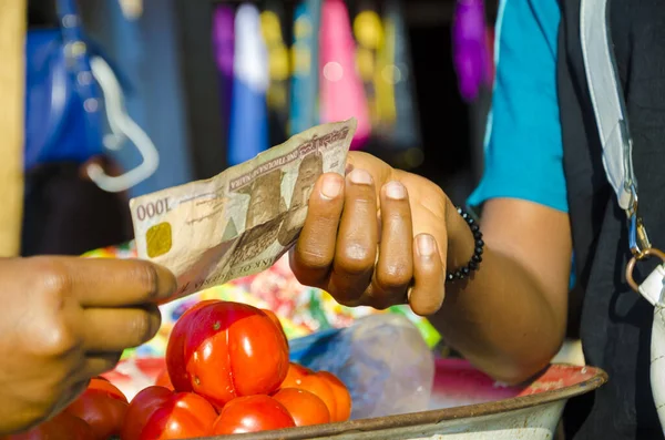 Костюм Афро Американської Жінки Дає Банкноту Щоб Купити Овочі Ринку — стокове фото