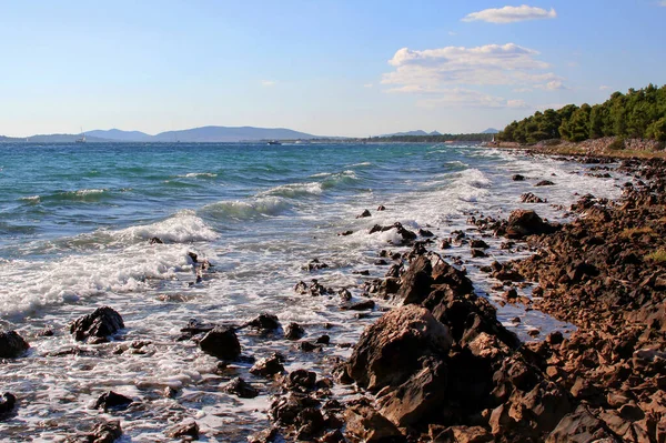 Pemandangan Laut Dikelilingi Oleh Batu Dan Pohon Bawah Sinar Matahari — Stok Foto