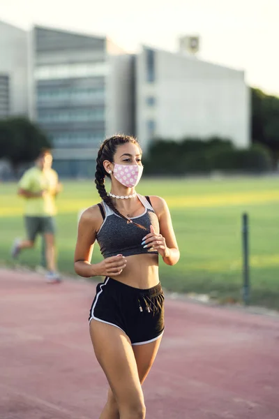 Una Joven Atlética Corredora Con Una Máscara Médica Protectora — Foto de Stock