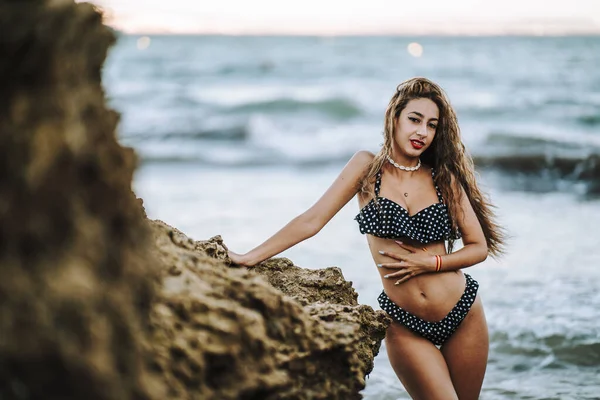 Sexy Caucasian Woman Wearing Spotted Swimsuit Posing Beach — Stock Photo, Image