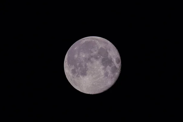黑暗的黑色背景下的满月 — 图库照片