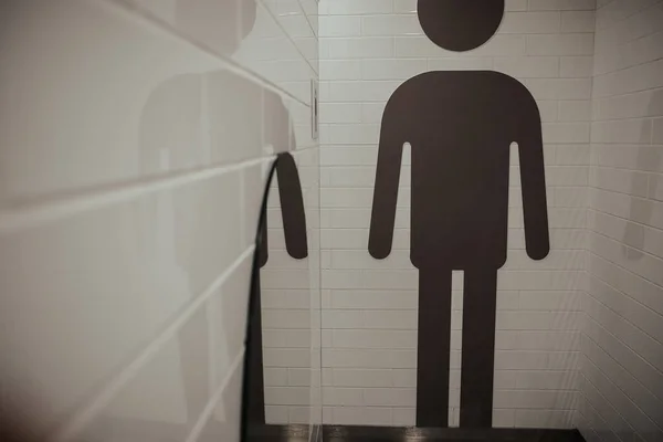 Uma Figura Masculina Uma Parede Representando Banheiro Para Homens — Fotografia de Stock