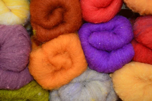 毛线在架子上相互交织在一起的多彩的毛线的特写 — 图库照片