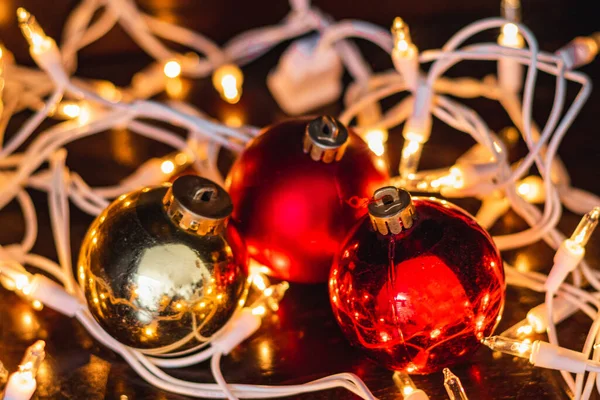 Una Hermosa Composición Bolas Navidad Decoradas Con Brillantes Luces Cálidas — Foto de Stock