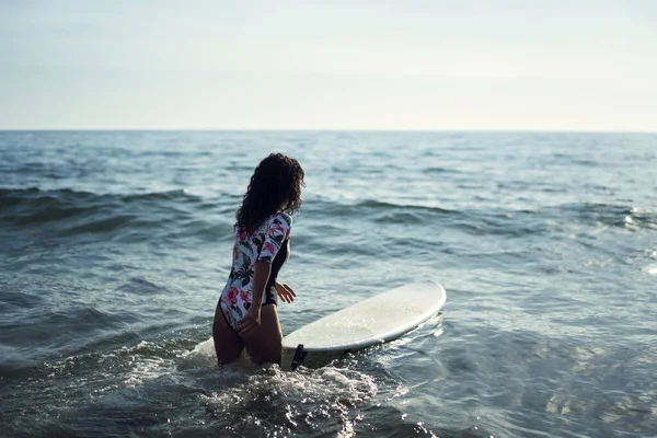 Een Blanke Vrouw Tijdens Het Surfen Zee — Stockfoto