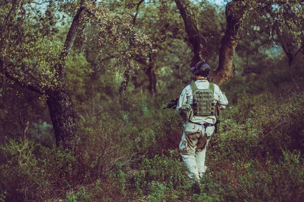 森の中での軍事行動の閉鎖ショット — ストック写真