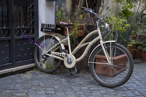 一辆旧自行车拴在人行道上的门上 — 图库照片