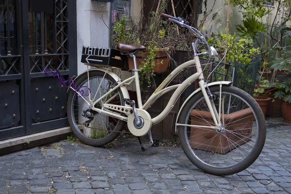 Een Oude Fiets Geketend Aan Een Deur Stoep — Stockfoto