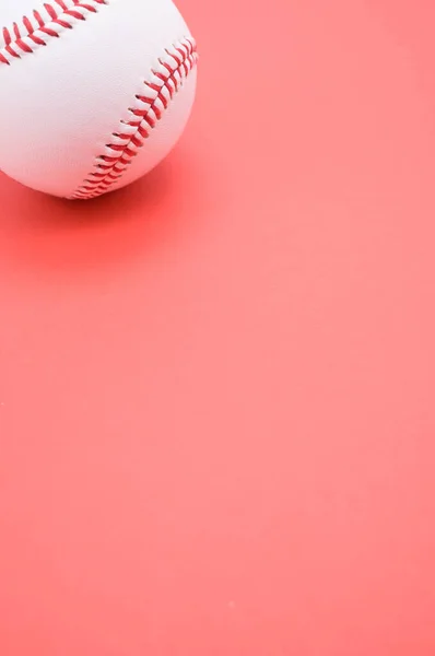 Tiro Vertical Una Pelota Béisbol Aislada Sobre Fondo Rosa —  Fotos de Stock