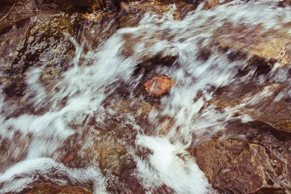 Tiro Close Uma Superfície Cachoeira Rochosa Com Pedras Marrons — Fotografia de Stock