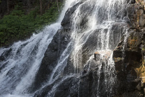 Een Waterval Omringd Door Bomen Kliffen Een Zonnige Dag — Stockfoto