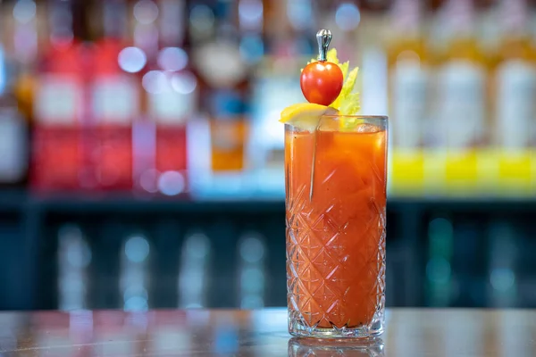 Eine Nahaufnahme Von Original Alkoholischen Cocktails Mit Zitrone Und Kirsche — Stockfoto