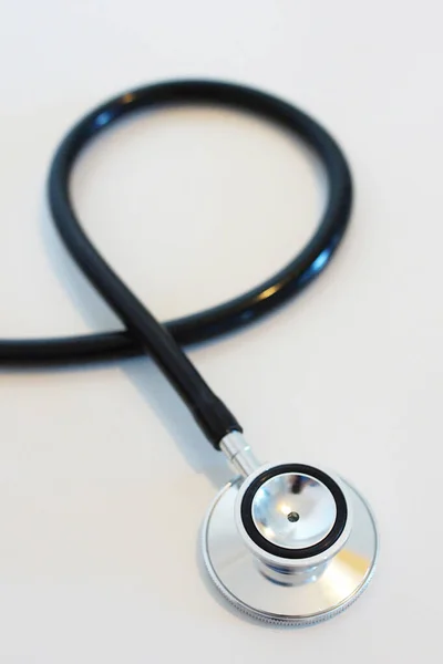 Svislý Záběr Stetoskopu Bílém Pozadí — Stock fotografie