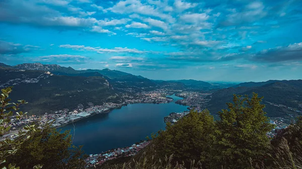 Hermoso Paisaje Rodeado Montañas Bajo Cielo Nublado —  Fotos de Stock