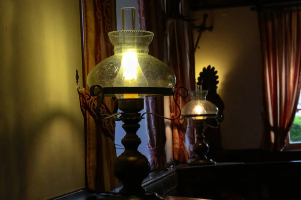 Красива Старовинна Настільна Лампа Стоїть Кімнаті — стокове фото