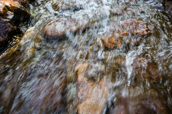 Detailní Záběr Skalnatého Vodopádu Hnědými Kameny — Stock fotografie