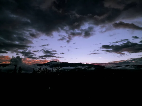 Eine Schöne Wolkenlandschaft Bei Sonnenuntergang Abend — Stockfoto