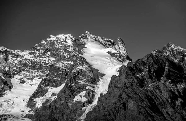 Tiro Escala Cinza Montanhas Com Partes Dela Cobertas Neve — Fotografia de Stock