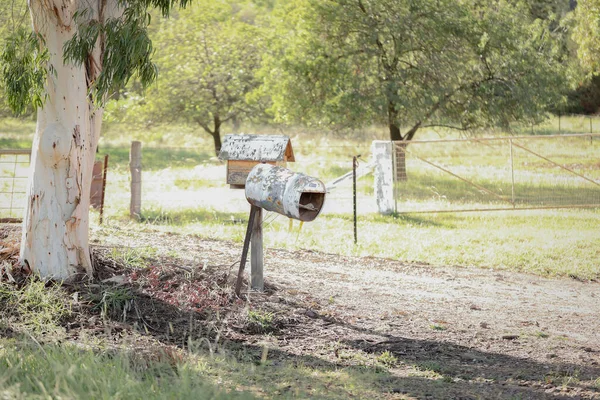 Ένα Παλιό Σπασμένο Γραμματοκιβώτιο Ένα Αγροτικό Χωράφι — Φωτογραφία Αρχείου