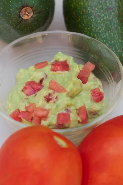 扁平的鳄梨 西红柿和番茄酱放在碗里 — 图库照片