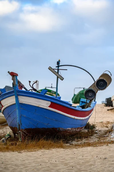 Eine Vertikale Aufnahme Eines Alten Verwitterten Fischerbootes Auf Einem Sand — Stockfoto