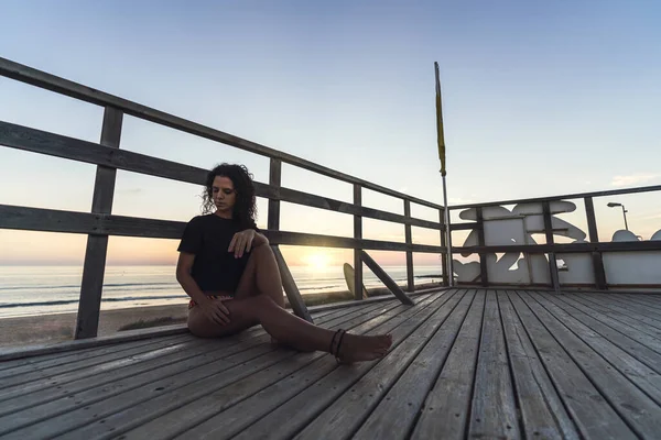 Una Hermosa Foto Una Mujer Europea Rizada Posando Con Fondo — Foto de Stock