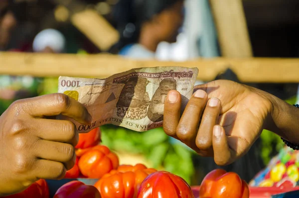 Closeup Afro American Female Giving Banknote Buy Vegetables Market — Stock Photo, Image