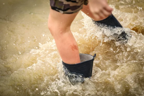 Een Jongen Die Door Overstroomde Kreek Loopt Gumboots Draagt — Stockfoto