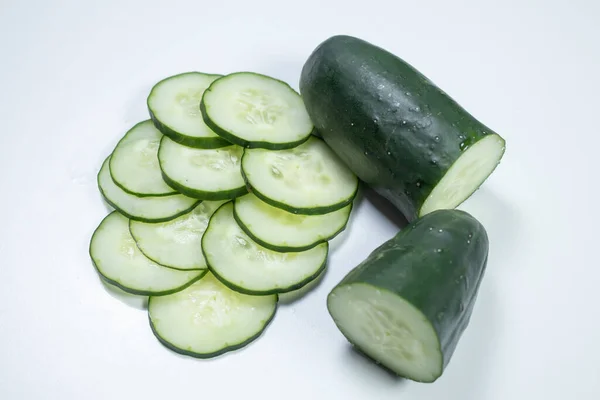 Primer Plano Pepino Cortado Sobre Fondo Blanco — Foto de Stock