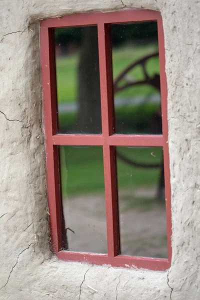 Detailní Záběr Starého Venkovského Domu Červeným Oknem — Stock fotografie