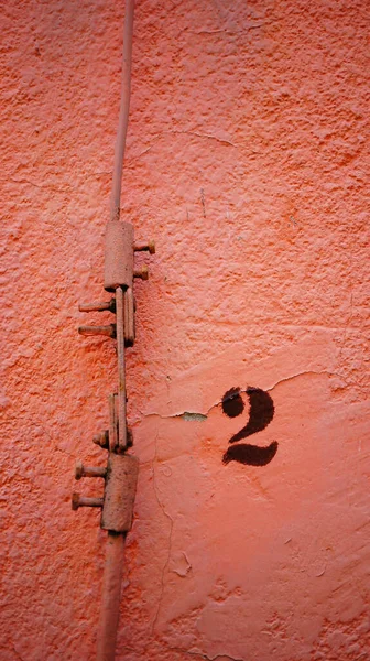 Eine Vertikale Aufnahme Einer Bemalten Wand Mit Der Nummer Zwei — Stockfoto