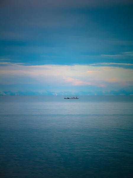 Pionowe Ujęcie Błękitnego Morza — Zdjęcie stockowe