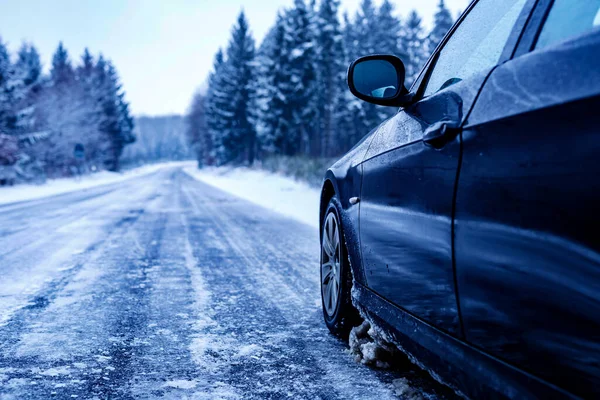 Ein Schwarzes Auto Auf Einer Vereisten Straße Umgeben Von Schneebedeckten — Stockfoto