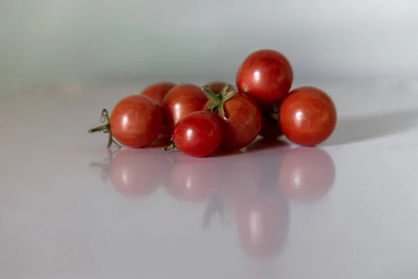 Monte Tomates Cereja Estúdio Branco — Fotografia de Stock