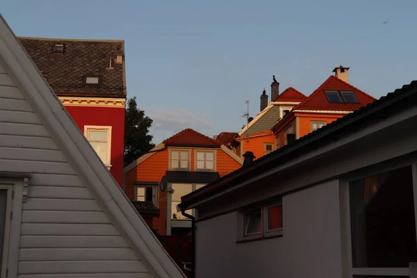 タイル張りの屋根のあるカラフルな伝統的な家の美しいショット — ストック写真