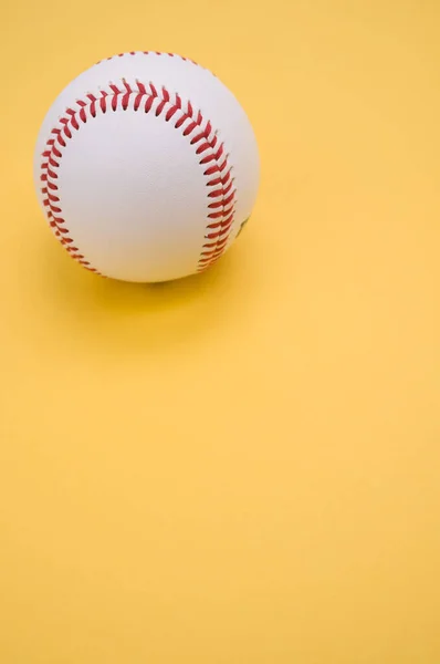 Μια Κάθετη Βολή Μιας Μπάλας Του Μπέιζμπολ Απομονωμένη Κίτρινο Φόντο — Φωτογραφία Αρχείου