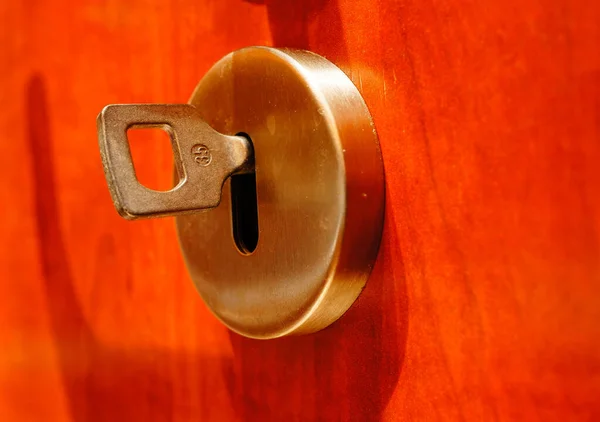 Die Nahaufnahme Eines Schlüssels Einem Schlüsselloch Einer Holztür Sicherheit Sicherheit — Stockfoto