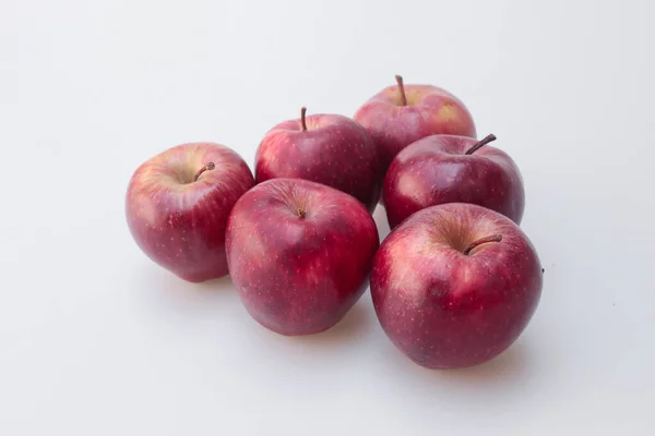 Beyaz Arkaplandaki Kırmızı Elma Yığınının Yakın Plan Çekimi — Stok fotoğraf