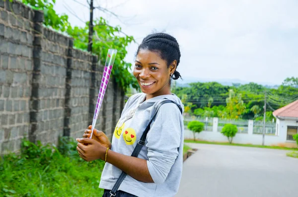 Веселая Молодая Африканская Женщина Розой Руках — стоковое фото