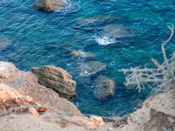 Tiro Ângulo Alto Água Azul Clara Perto Costa Rochosa Durante — Fotografia de Stock