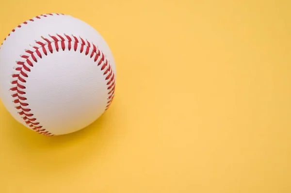 Una Pelota Béisbol Aislada Sobre Fondo Amarillo —  Fotos de Stock