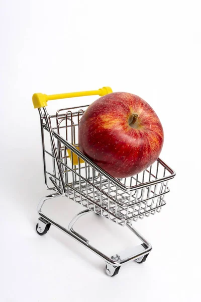 Disparo Vertical Una Manzana Roja Carrito Compras Sobre Fondo Blanco — Foto de Stock