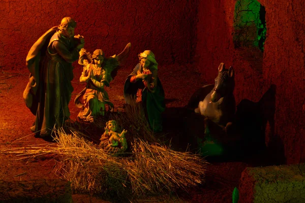 Een Outdoor Kerst Crib Scène Versierd Met Lichten — Stockfoto