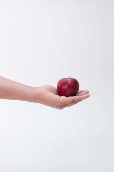 Disparo Vertical Una Persona Sosteniendo Una Manzana Roja — Foto de Stock