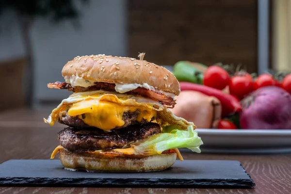 Detailní Záběr Chutného Hamburgeru Rozmazaném Pozadí — Stock fotografie