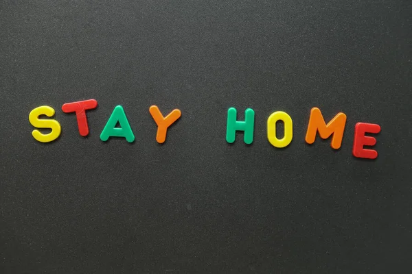 Inscrição Stay Home Fundo Escuro Conceito Para Ficar Seguro Durante — Fotografia de Stock