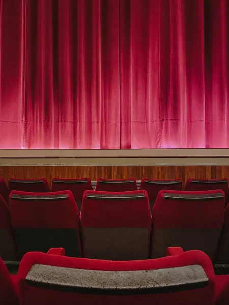 Tiro Vertical Assentos Teatro Vazios Vermelhos Frente Palco — Fotografia de Stock